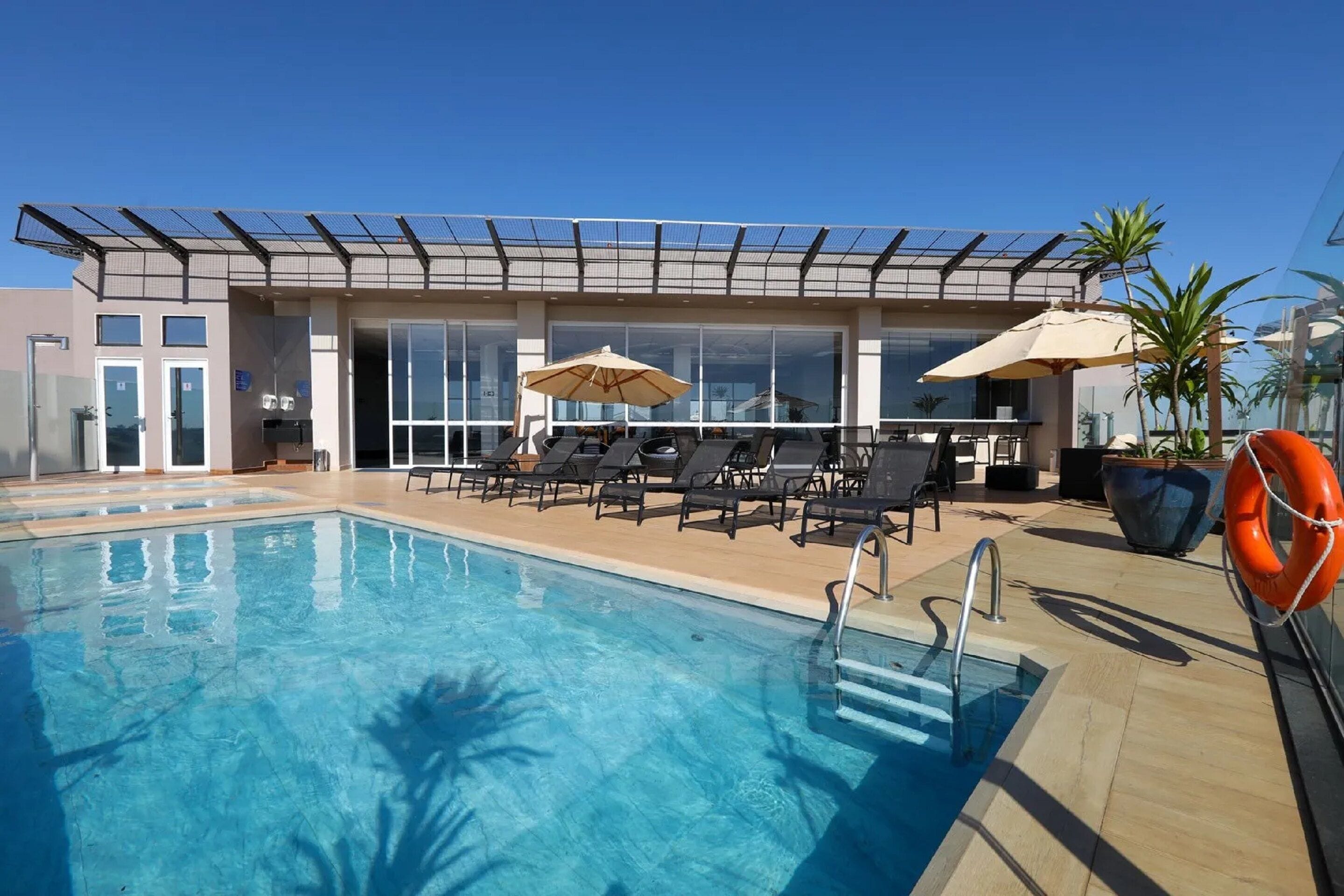 Piscina externa, funciona das 10h às 22h, espreguiçadeiras