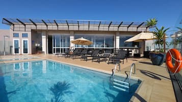 Piscina externa, funciona das 10h às 22h, espreguiçadeiras