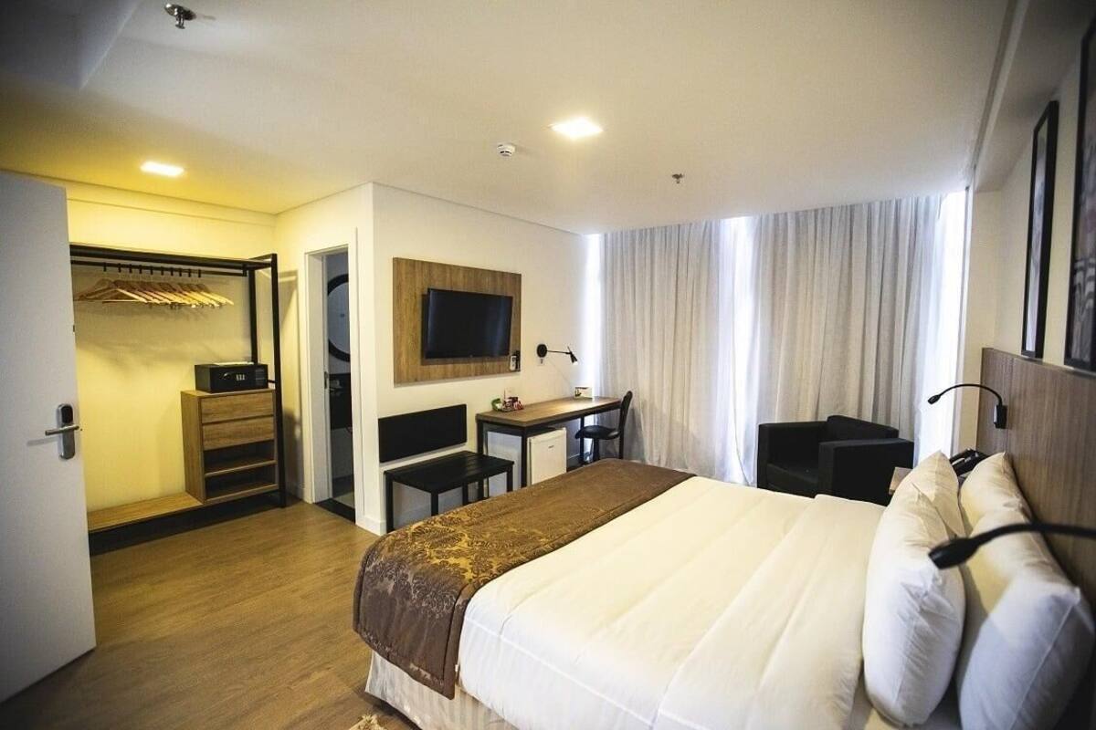 Luxe beddengoed, een minibar, een kluis op de kamer, een bureau