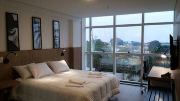 Quarto casal superior, 1 cama Queen | Roupas de cama premium, frigobar, cofres nos quartos, escrivaninha