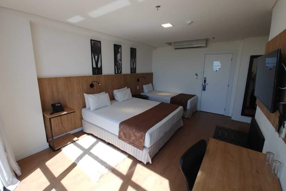 Chambre Triple Supérieure, plusieurs lits | Literie de qualité supérieure, minibar, coffres-forts dans les chambres