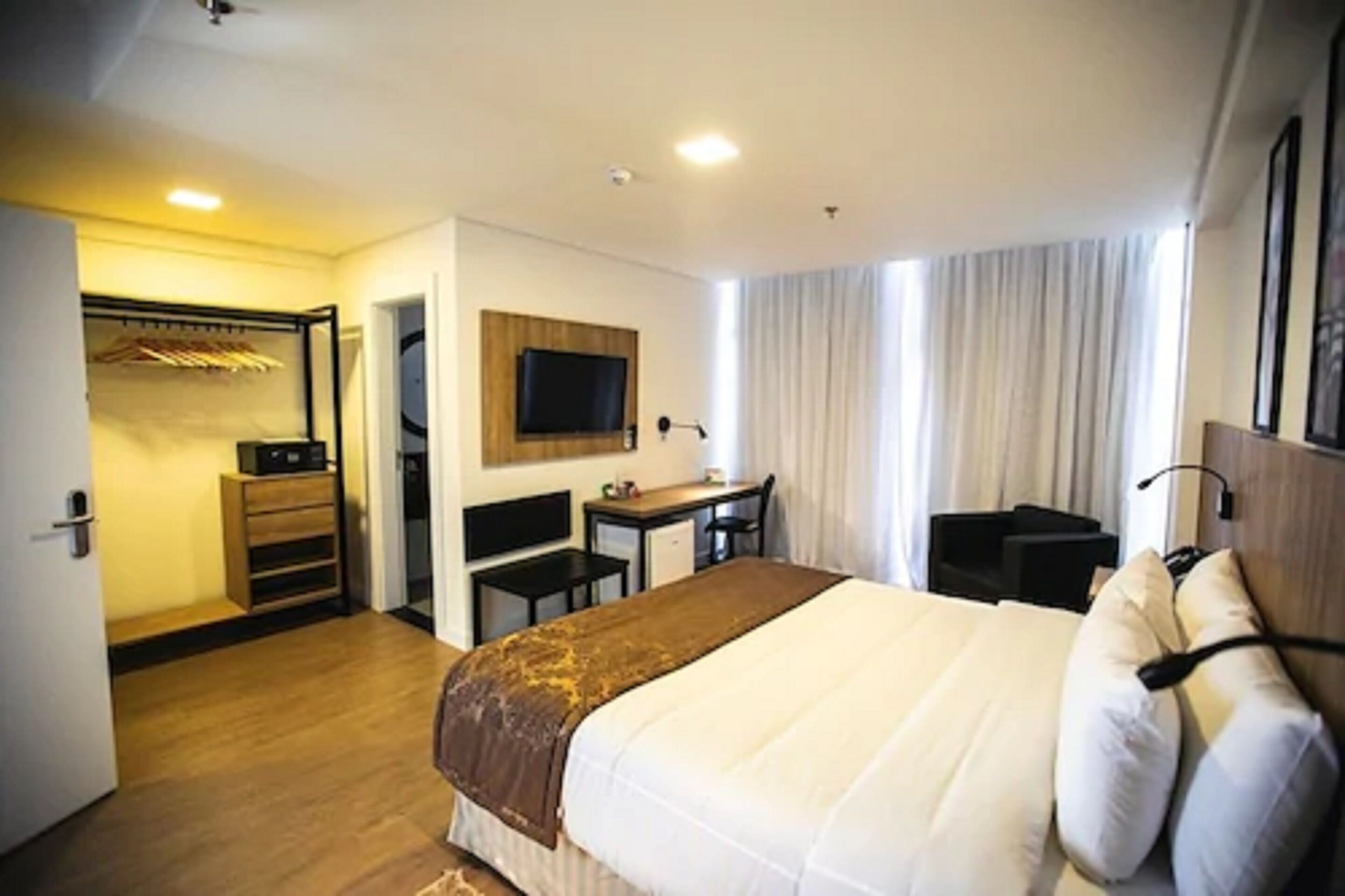 Ropa de cama de alta calidad, minibar, caja fuerte y escritorio