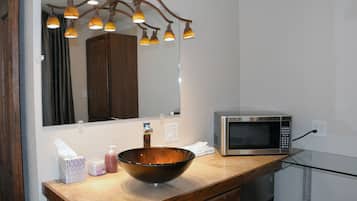 Single Room, 1 Queen Bed, Courtyard Area | Bathroom sink
