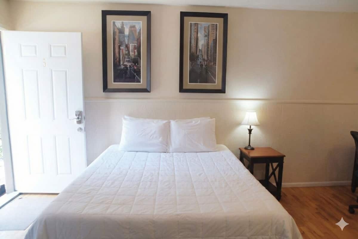 Single Room, 1 Queen Bed, Courtyard Area | Free WiFi, bed sheets