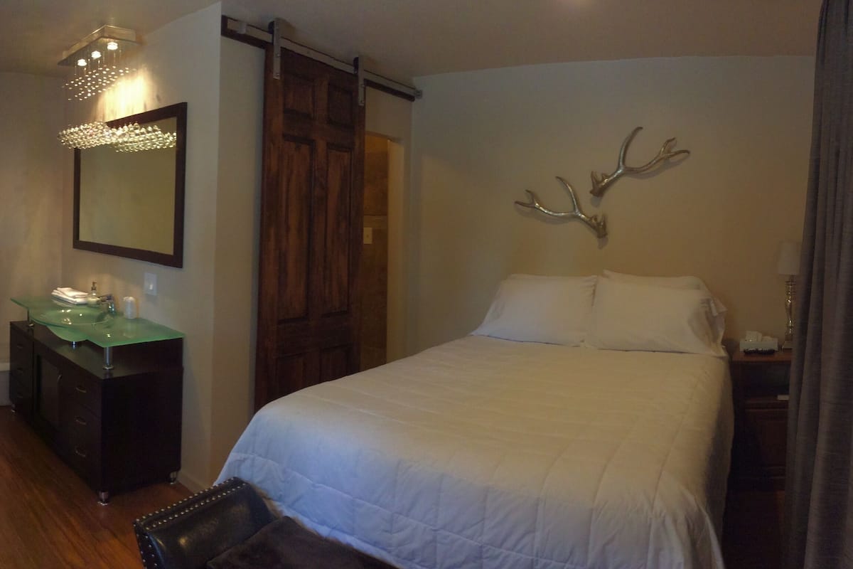 Suite, 1 grand lit, côté cour intérieure
