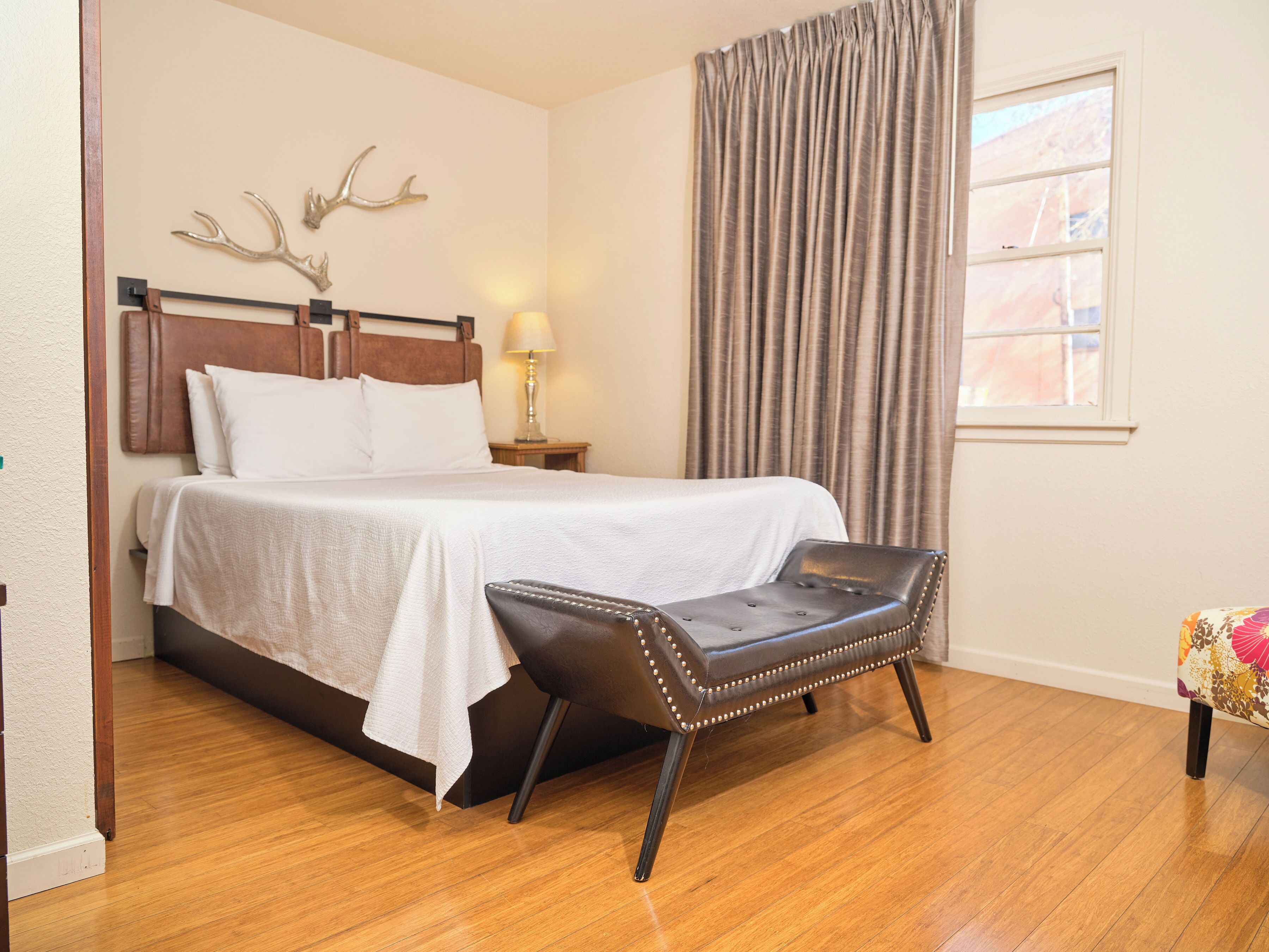 Suite, 1 Queen Bed, Courtyard Area