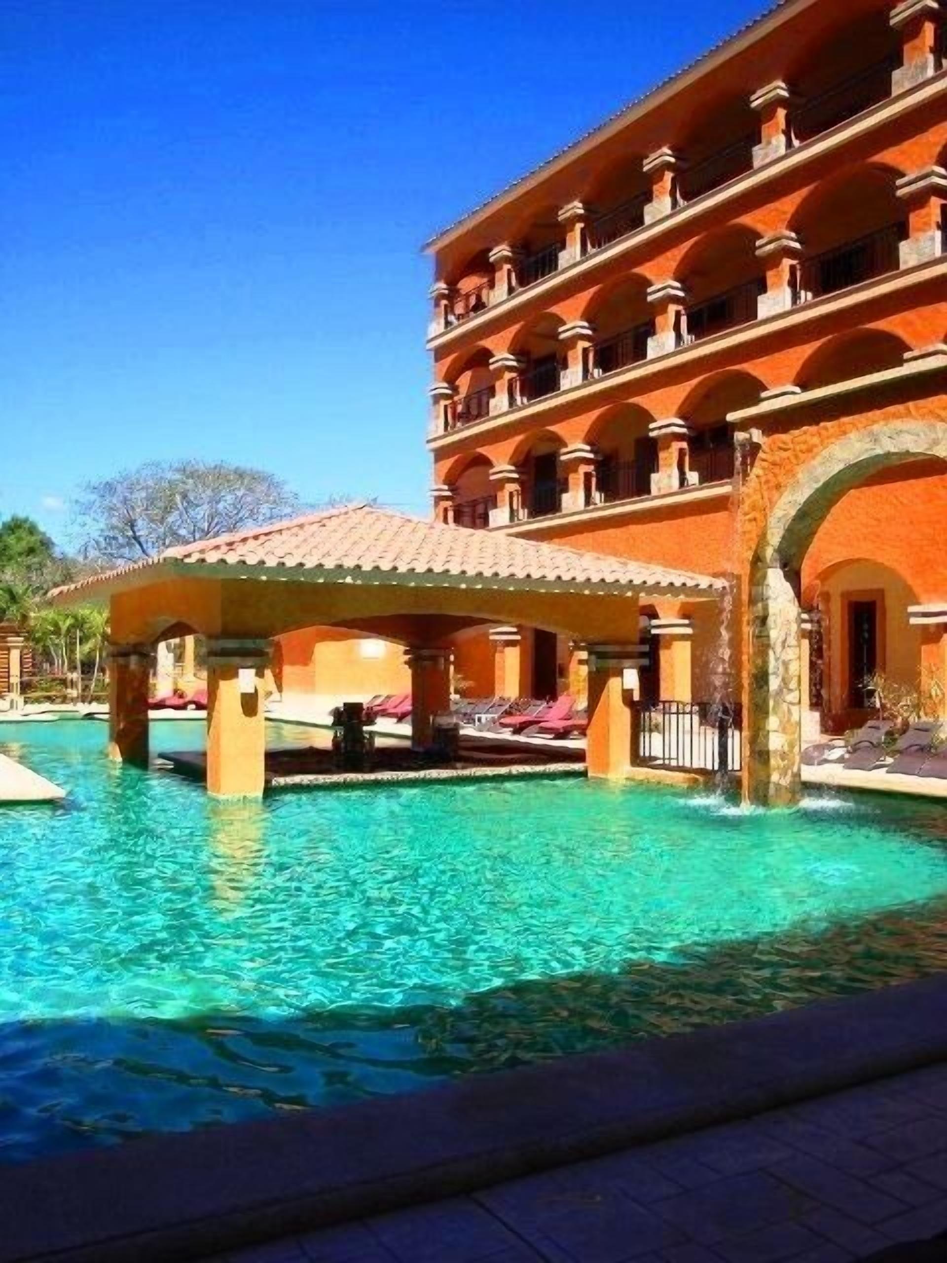 حمّام سباحة خارجي