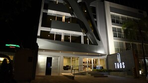 Front of property - evening/night - Taos Apart Hotel (Santa Cruz)