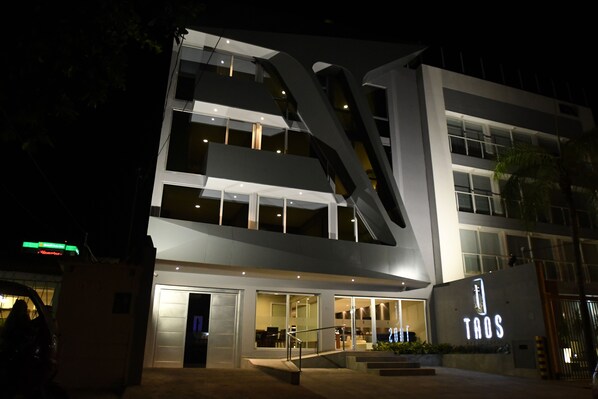 Façade de l’hébergement - soirée/nuit