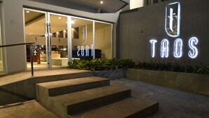 Property entrance - Taos Apart Hotel (Santa Cruz)