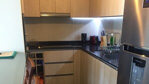 Apartamento família, várias camas, vista para a praia | Cozinha privada