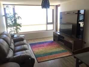 家庭公寓, 多张床, 海滩景观 | 客厅 | 平板电视