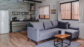 32-英寸纯平电视 (配备有线频道)、电视