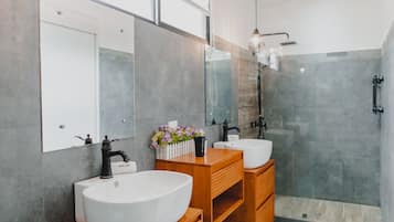 Standard-Loft, 2 Schlafzimmer, eigener Pool | Badezimmer | Dusche, Regendusche, Haartrockner, Handtücher