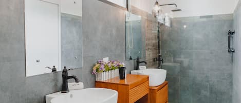 Loft Standard, 2 chambres, piscine privée | Salle de bain | Douche, douche à « effet pluie », sèche-cheveux, serviettes fournies