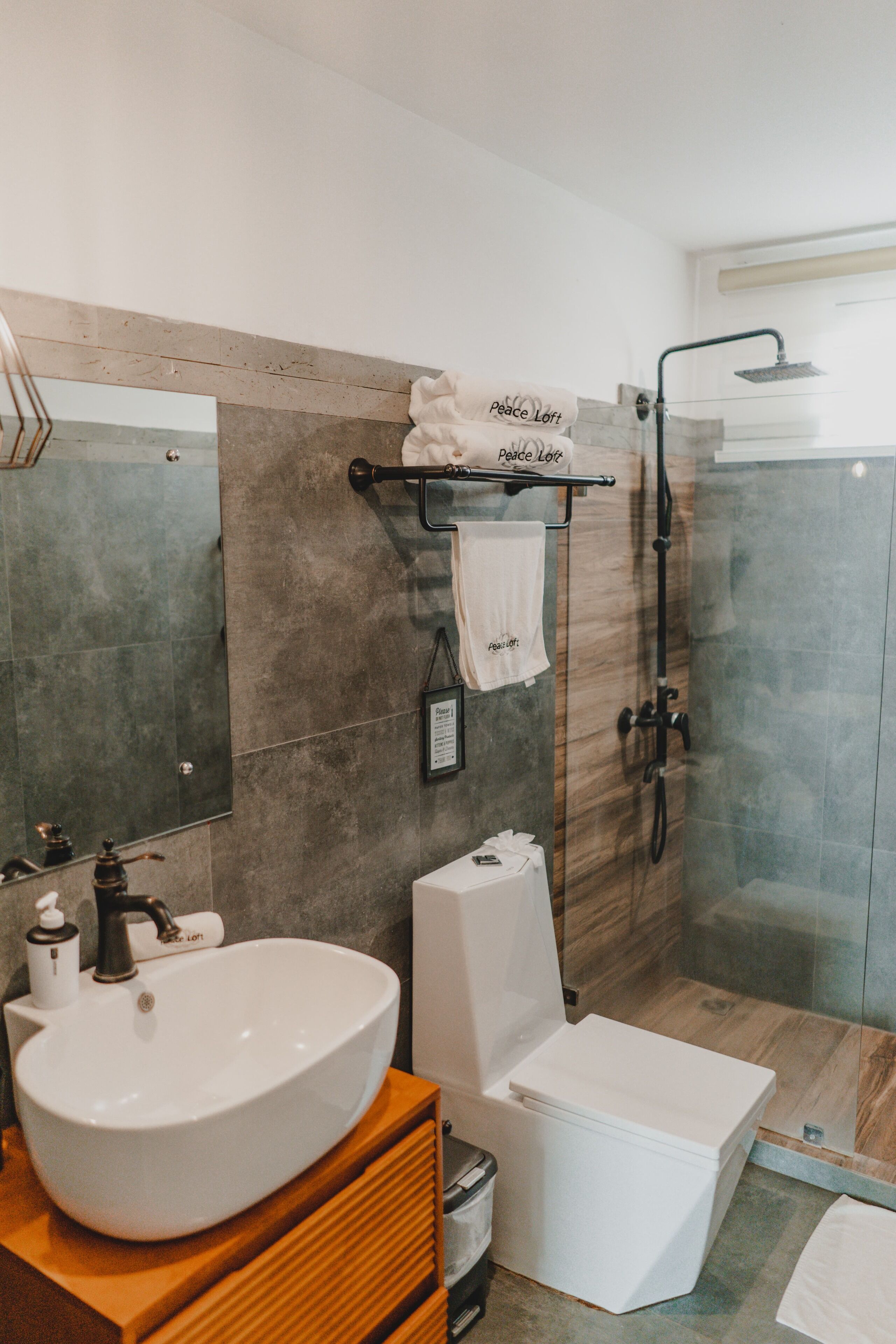 Dutxa, capçal de dutxa tipus cascada, assecador de cabells i tovalloles 