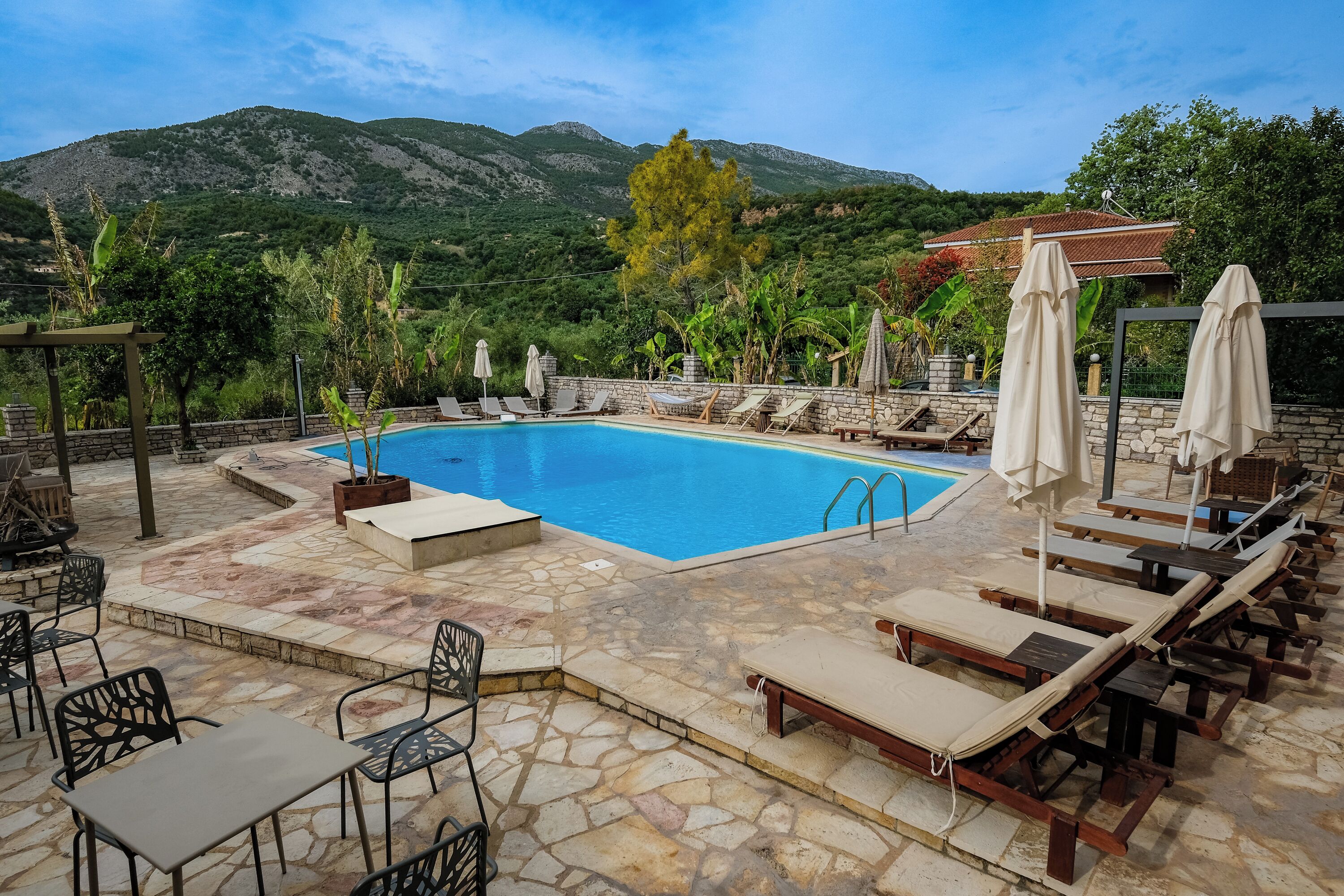 Alberca al aire libre por temporada y sombrillas en la alberca 