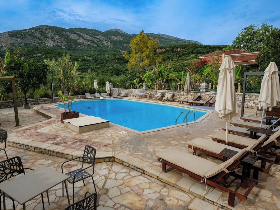 Piscine extérieure (ouverte en saison), parasols de plage