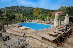 Piscina externa sazonal, guarda-sóis