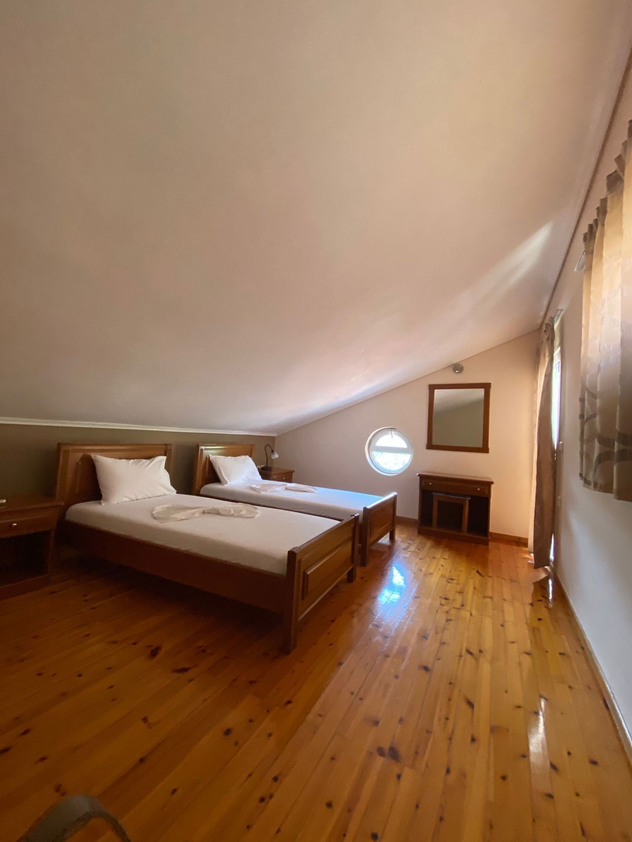 Een kluis op de kamer, geluiddichte muren, extra bedden (toeslag)