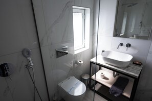 Dúplex, 2 habitaciones | Baño | Amenidades de baño gratuitas, secadora de cabello, toallas