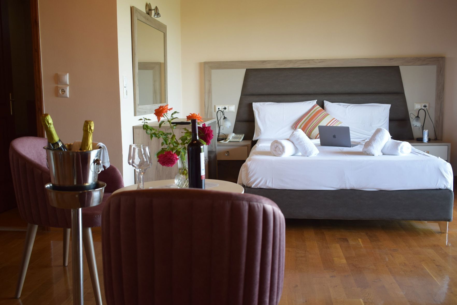 Een kluis op de kamer, geluiddichte muren, extra bedden (toeslag)
