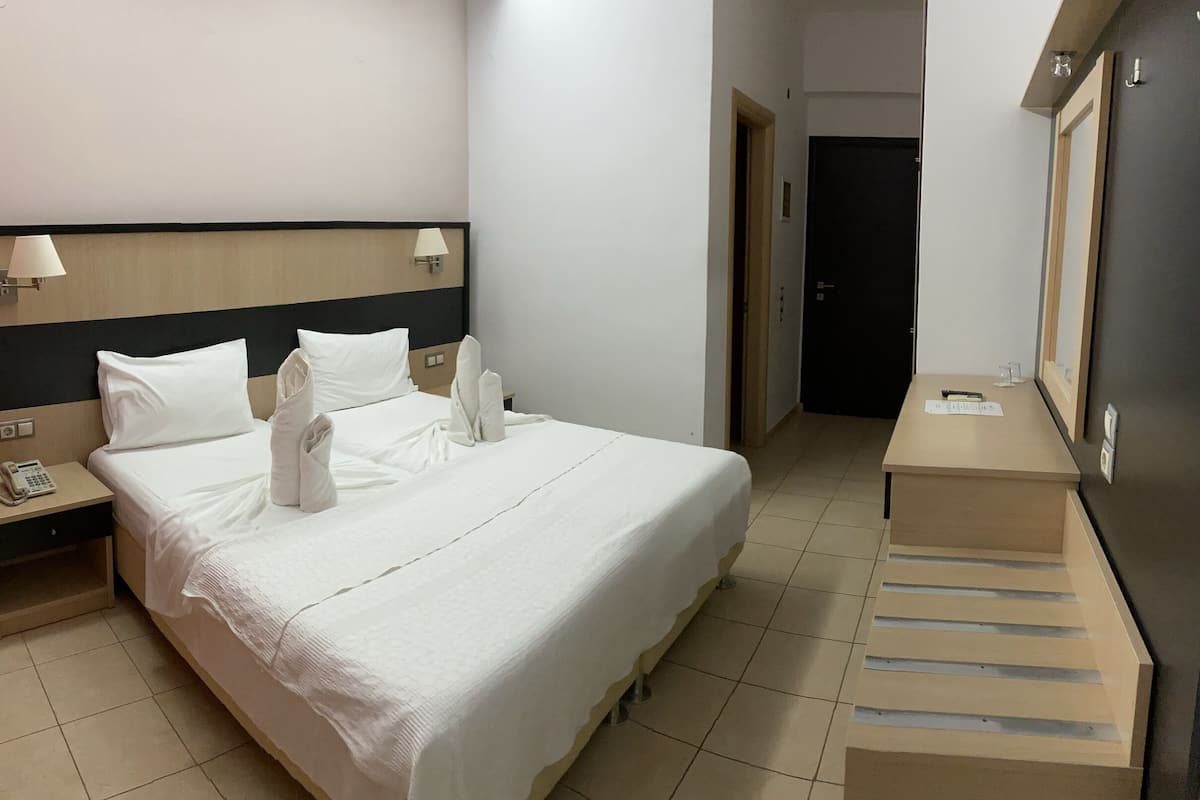 Double or Twin Room, Sea View | In-room safe, soundproofing, rollaway beds, free WiFi