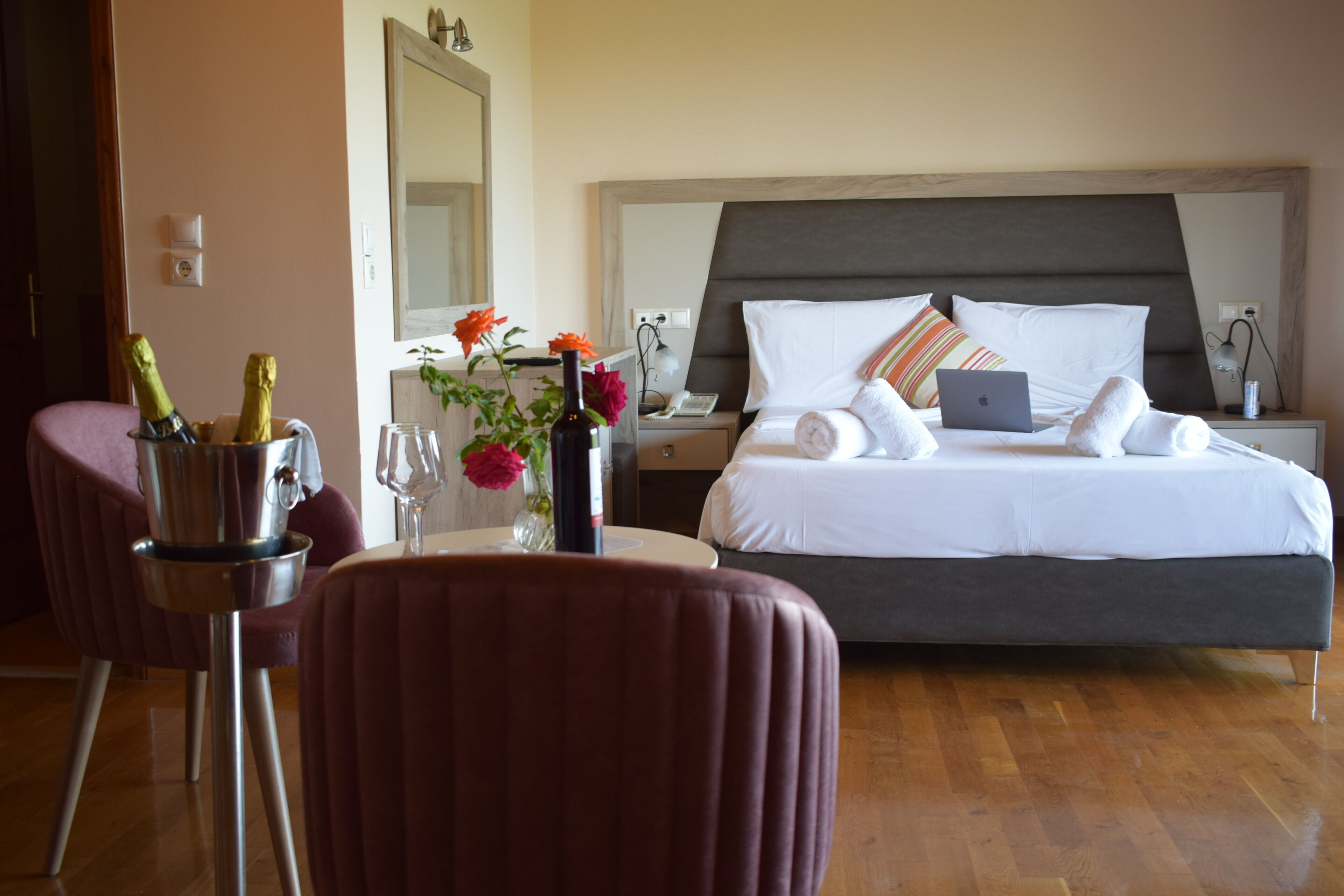 Suite junior, vista al mar | Caja de seguridad en la habitación, insonorización y camas extra 