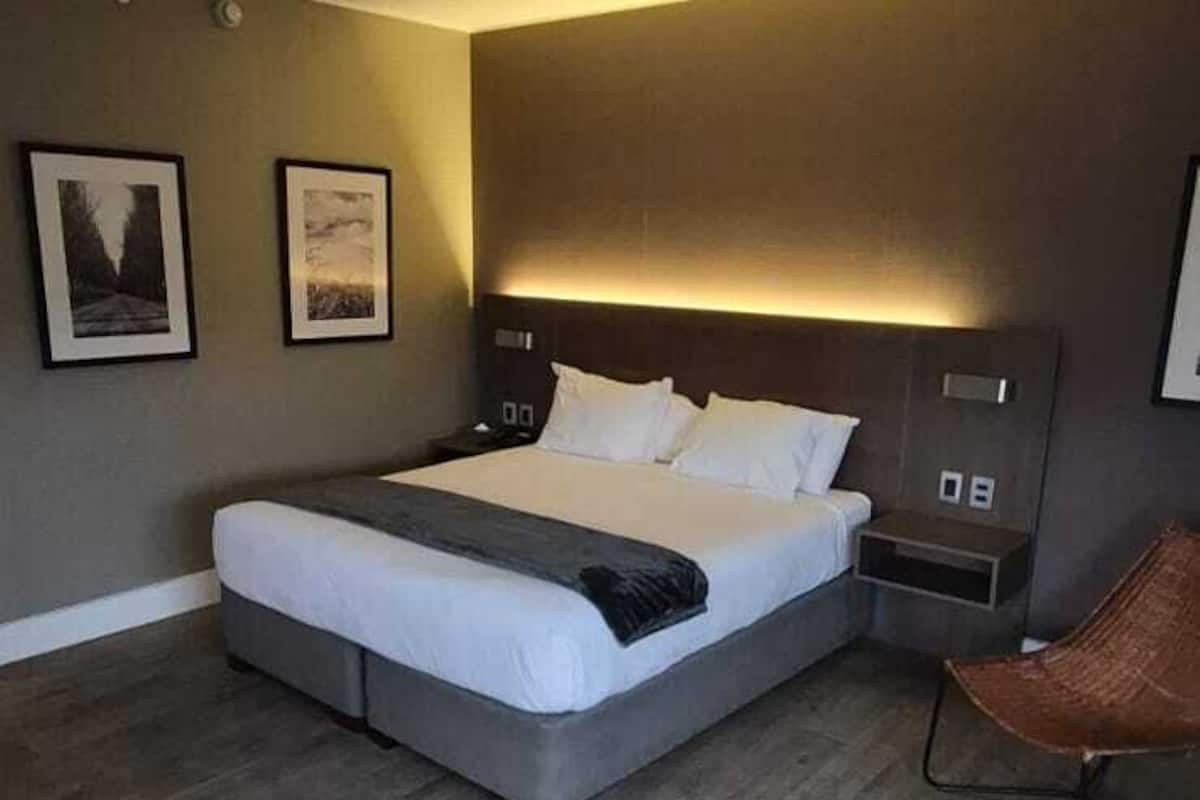Suite, 1 Bedroom, Mobility Accessible, Non Smoking | Premium bedding, in-room safe, desk, laptop workspace
