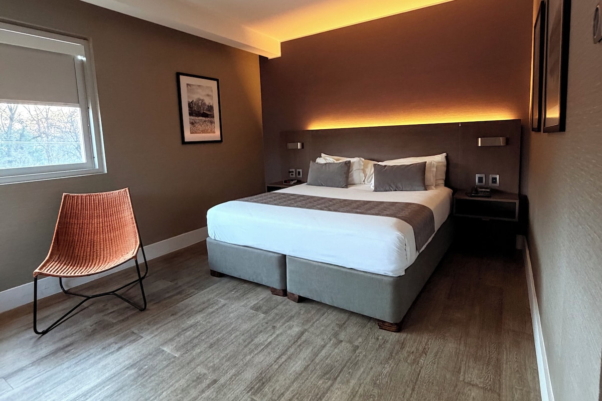 Phòng Suite Junior | Bộ đồ giường cao cấp, két bảo mật tại phòng, bàn 