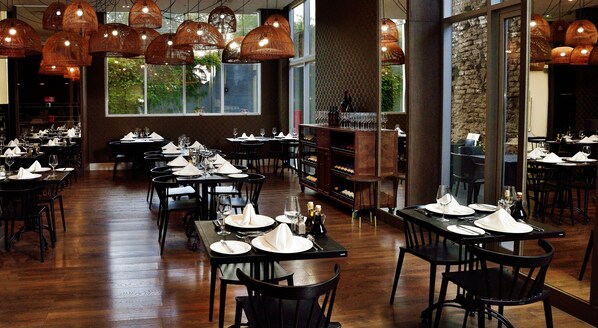 Breakfast, lunch, dinner served; international cuisine  - Hotel Curicó (Curicó)