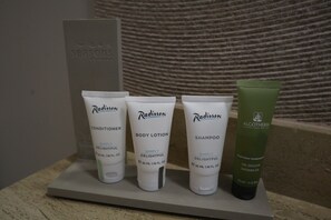 Studio Suite, 1 King Bed, Non Smoking | Bathroom | Shower, free toiletries, hair dryer, towels