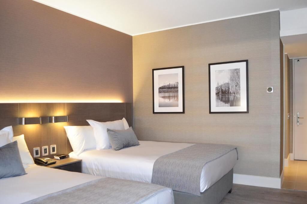 Habitación estándar con 2 camas individuales | Ropa de cama de alta calidad y caja de seguridad en la habitación 