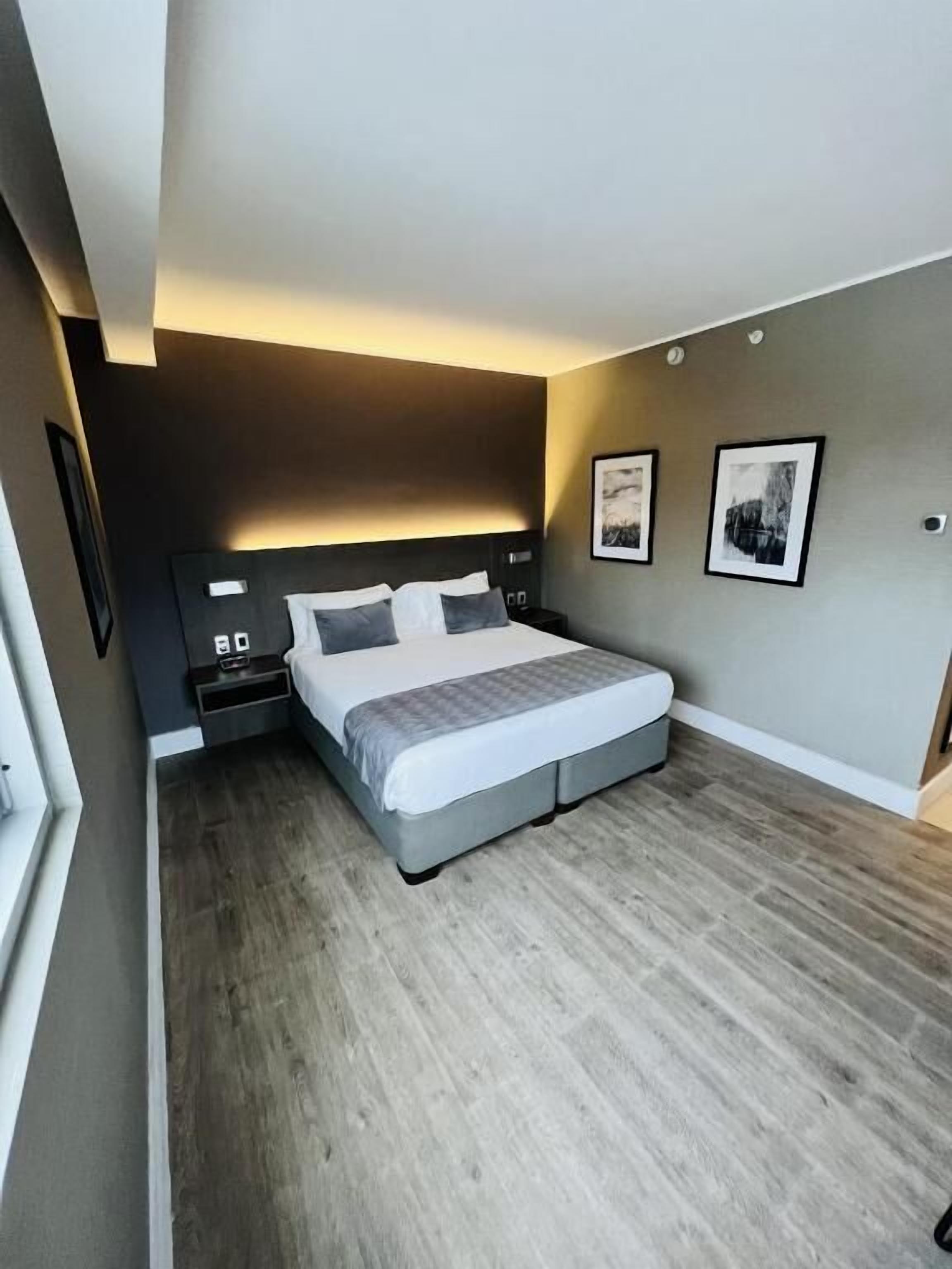 Suite junior | Ropa de cama de alta calidad y caja de seguridad en la habitación 