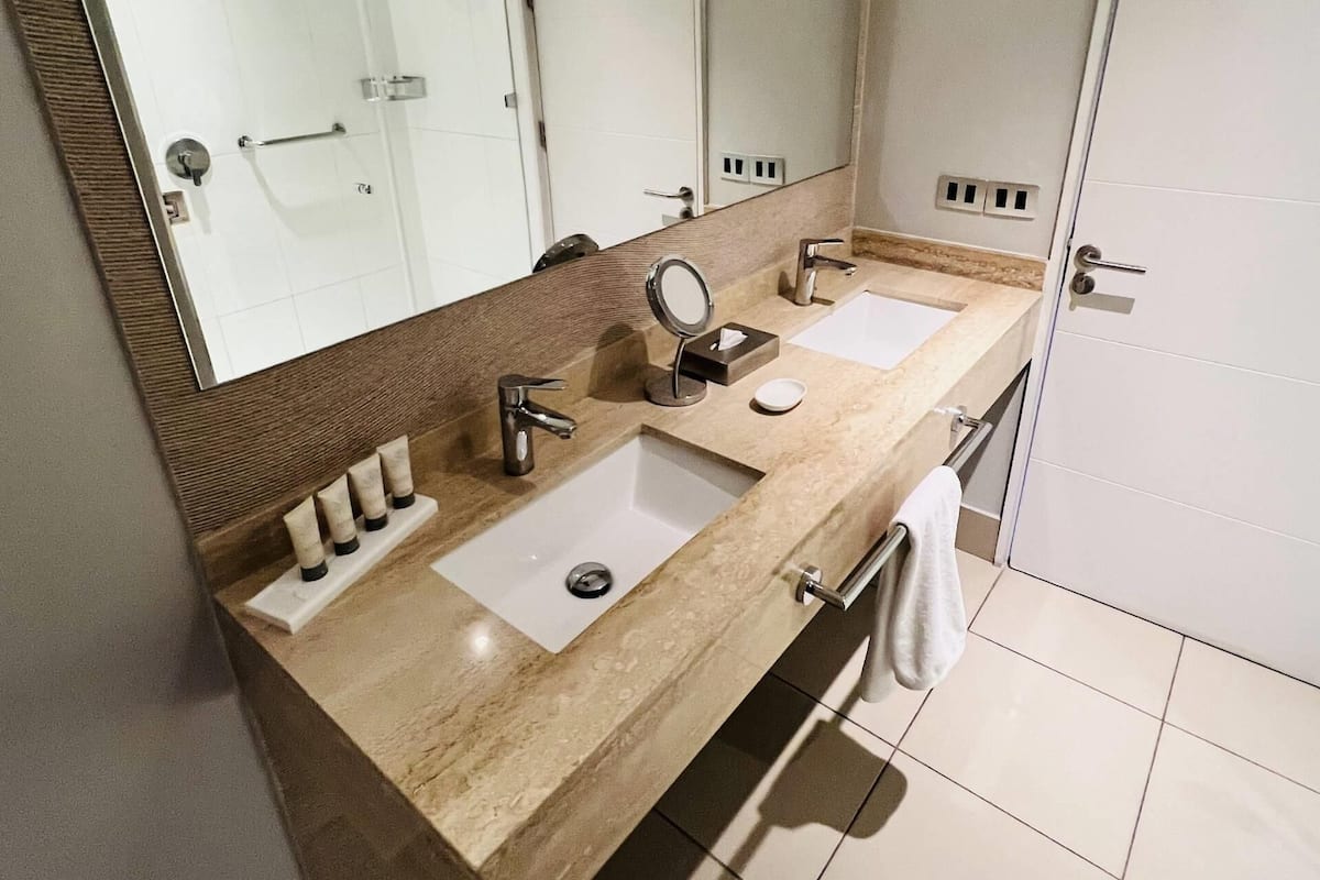 business room, 1 king bed, non smoking | in-room safe, desk, soundproofing, iron/ironing board