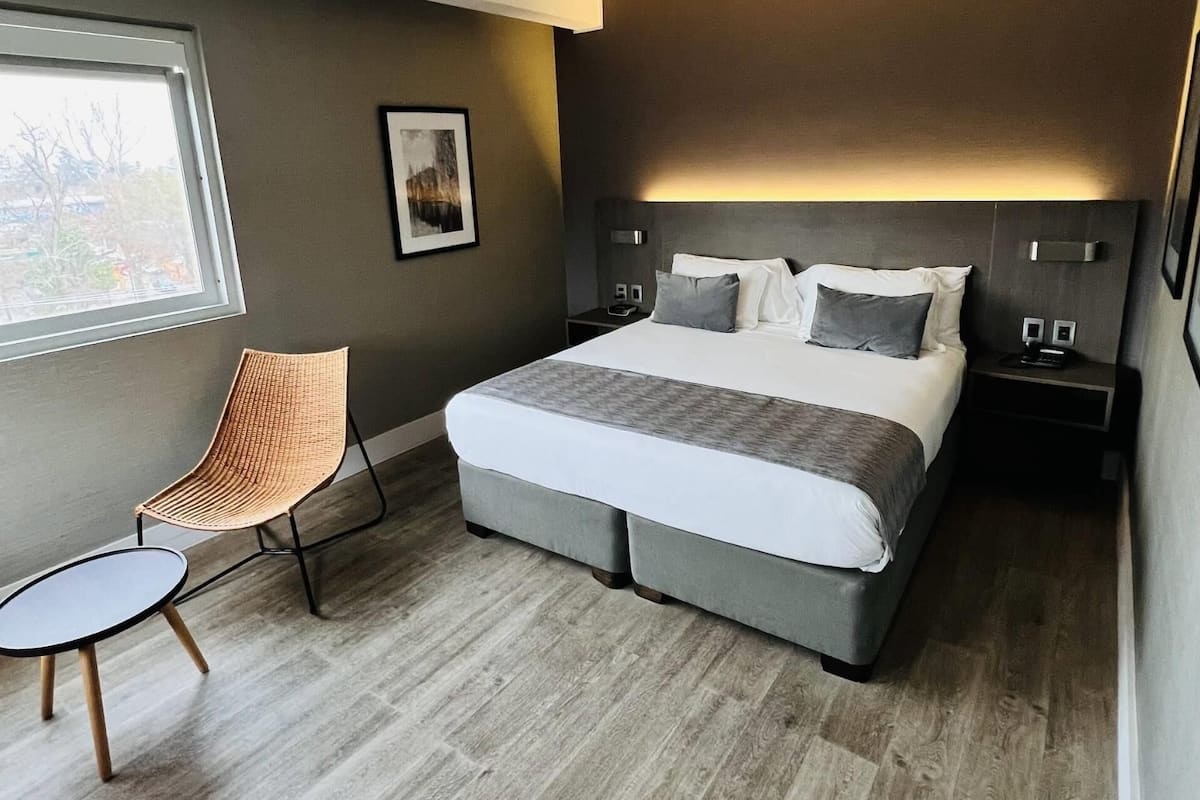 Chambre Affaires, 1 très grand lit, non-fumeur | Coffre-fort, bureau, système d’insonorisation, fer et planche à repasser