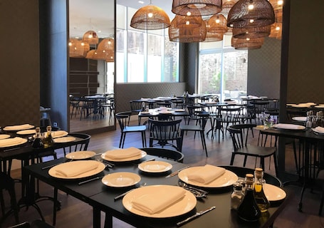 Se sirven desayunos, almuerzos y cenas; cocina internacional