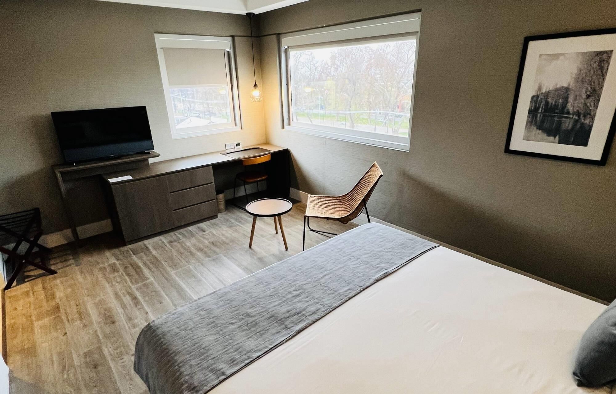 business room, 1 king bed, non smoking | in-room safe, desk, soundproofing, iron/ironing board