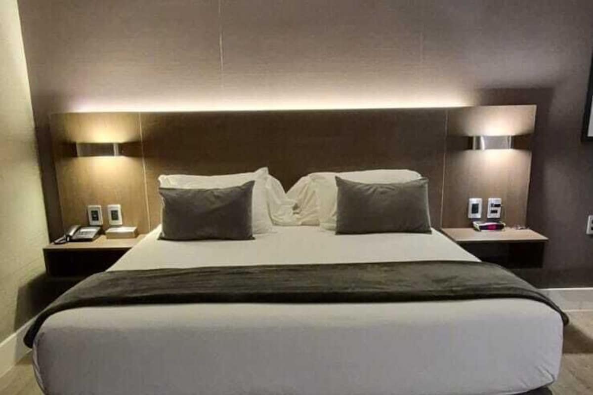 Phòng Suite, 1 phòng ngủ, trang thiết bị hỗ trợ người có khó khăn khi di chuyển, không hút thuốc | Bộ đồ giường cao cấp, két bảo mật tại phòng, bàn 