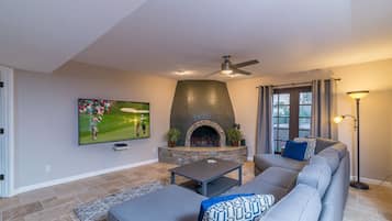 House, 3 Bedrooms | Living area | TV, fireplace, DVD player, books