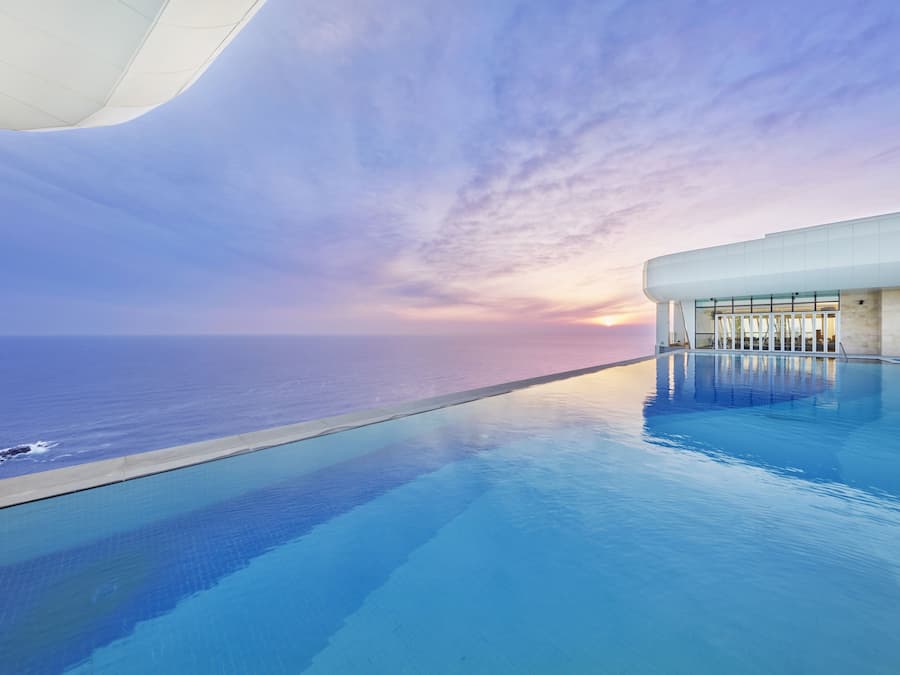 Zimmersafe, laptopgeeigneter Arbeitsplatz, Verdunkelungsvorhänge