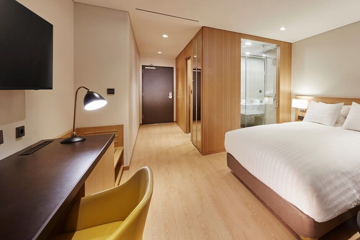 In-room safe, laptop workspace, blackout drapes, soundproofing
