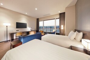 A hotel room with two beds, a desk, a chair, and a TV. - Skybay Hotel Gyeongpo (Gangneung)