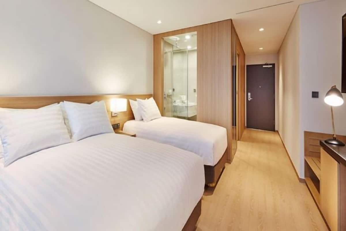 In-room safe, laptop workspace, blackout drapes, soundproofing