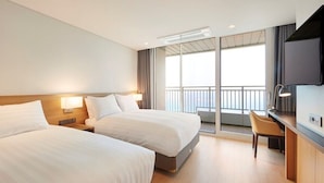 A hotel room with two beds, a desk, and a balcony with a view. - Skybay Hotel Gyeongpo (Gangneung)