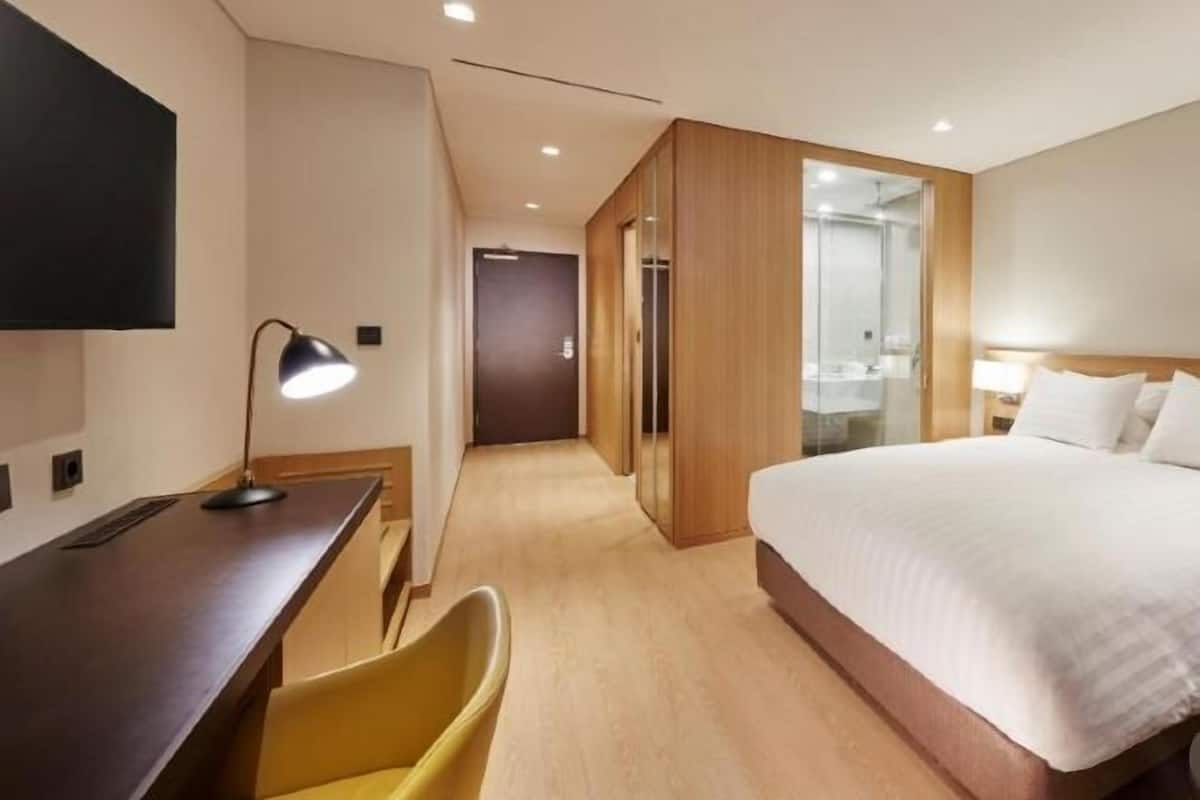 In-room safe, laptop workspace, blackout drapes, soundproofing