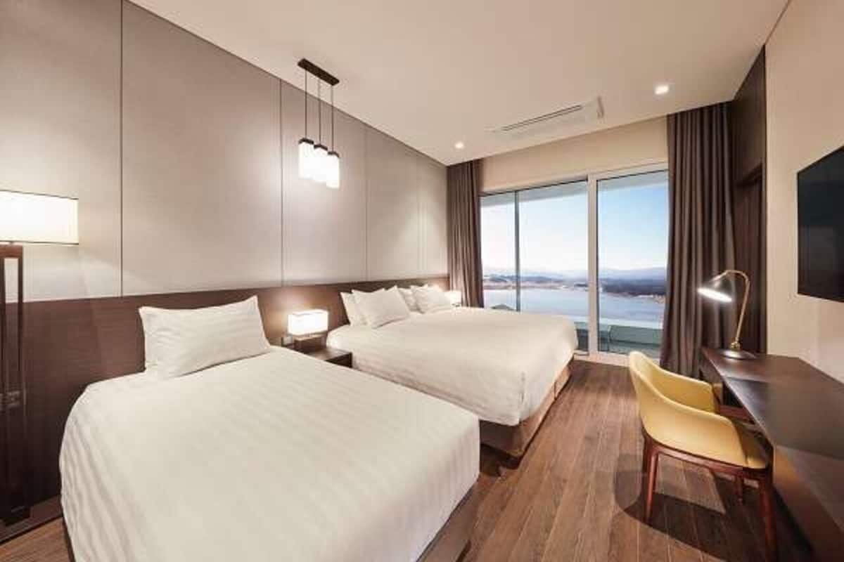 Caja de seguridad en la habitación y espacio para trabajar con laptop