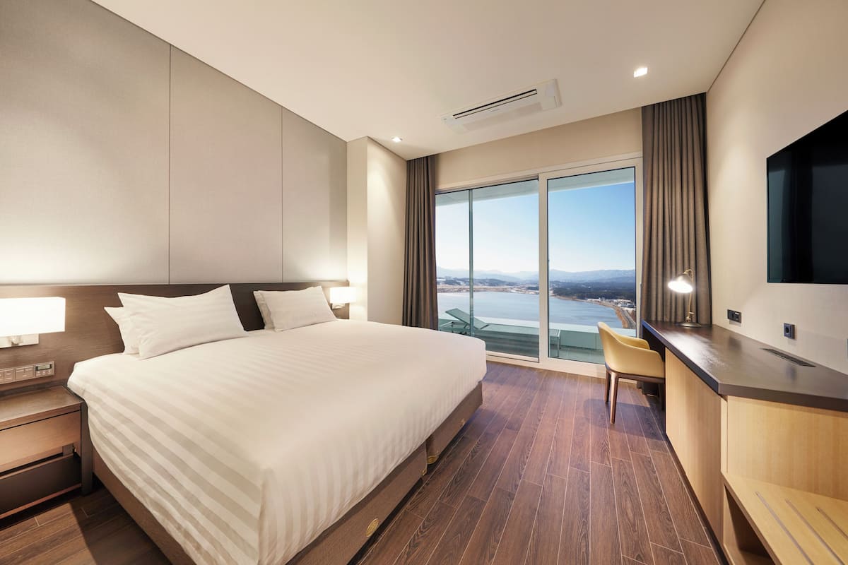In-room safe, laptop workspace, blackout drapes, soundproofing