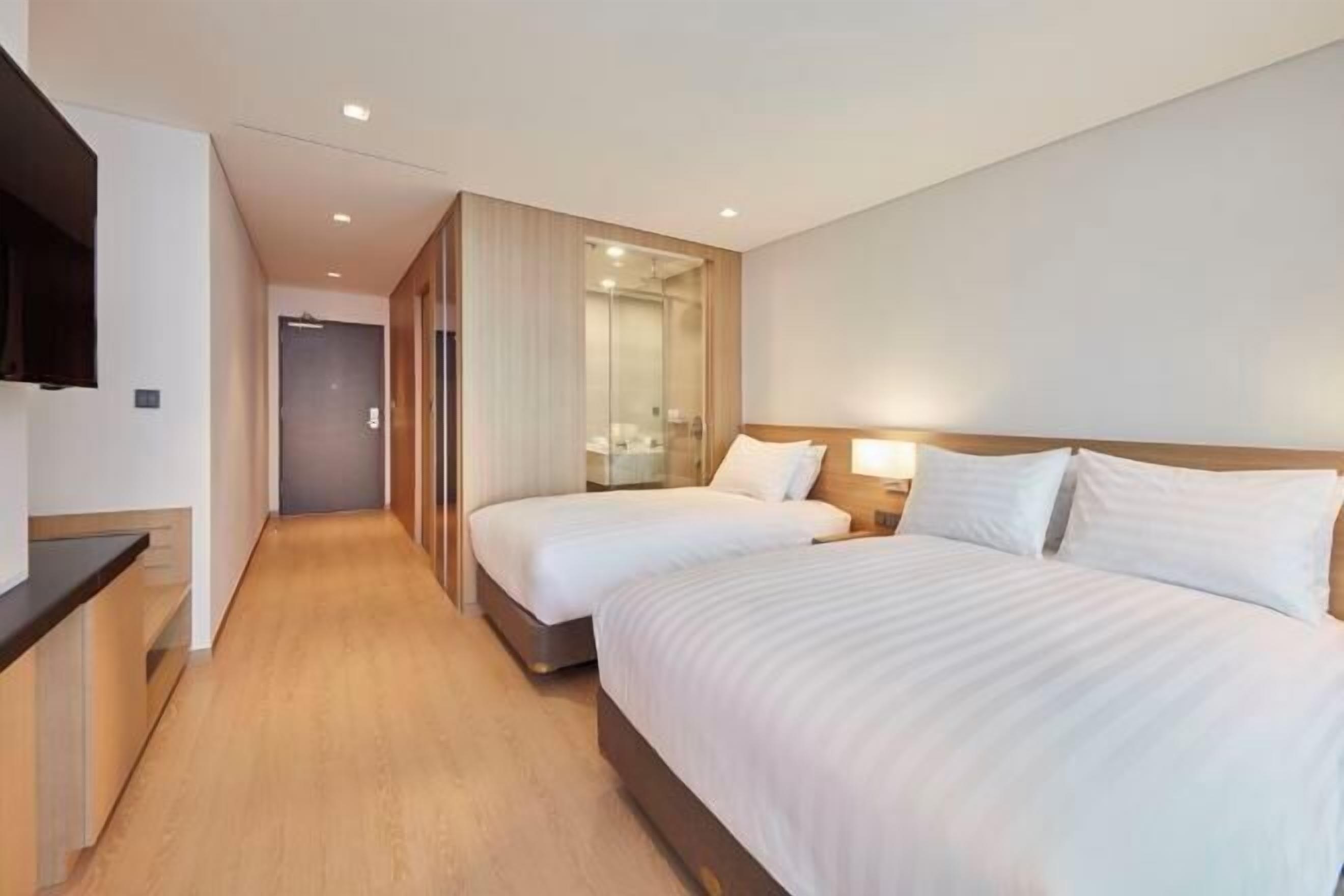 Een kluis op de kamer, een laptopwerkplek, verduisterende gordijnen