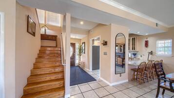 House, 5 Bedrooms | Interior